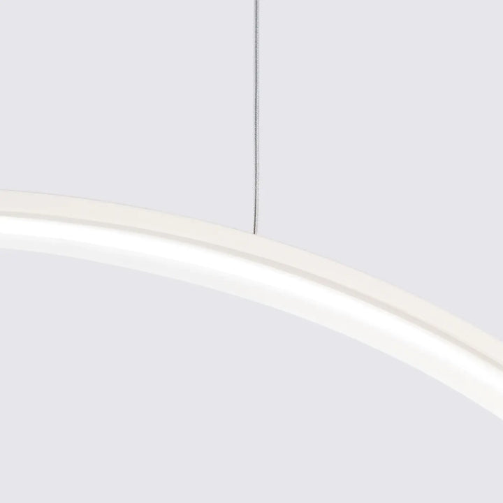 Suspension anneau RIO beige allumée, détail de l'anneau