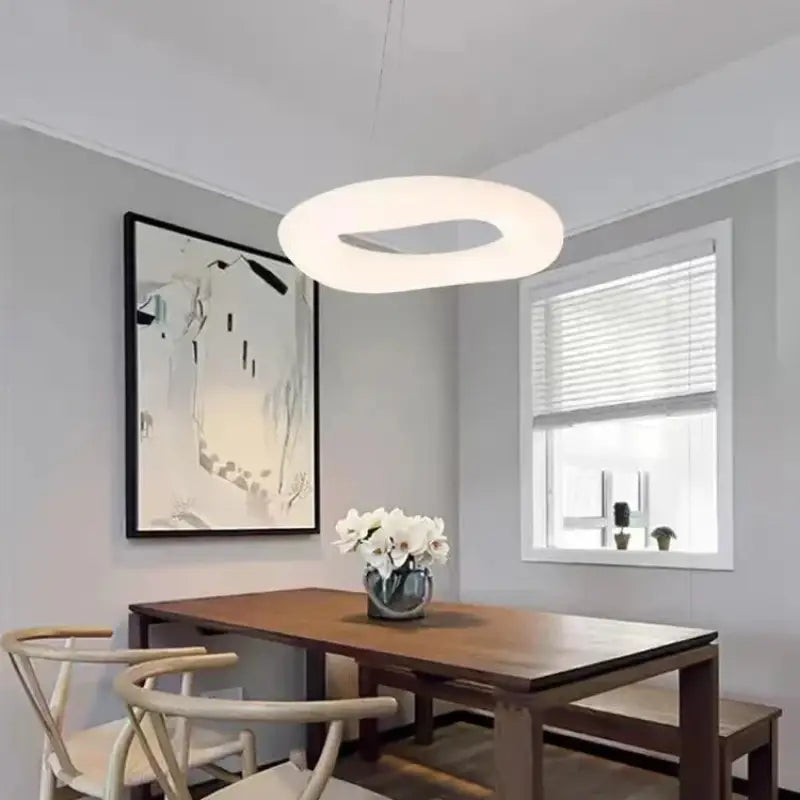 Suspension LED blanche design organique forme ovale ajourée moderne

