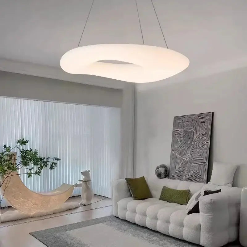 Suspension LED blanche design organique forme ovale ajourée moderne

