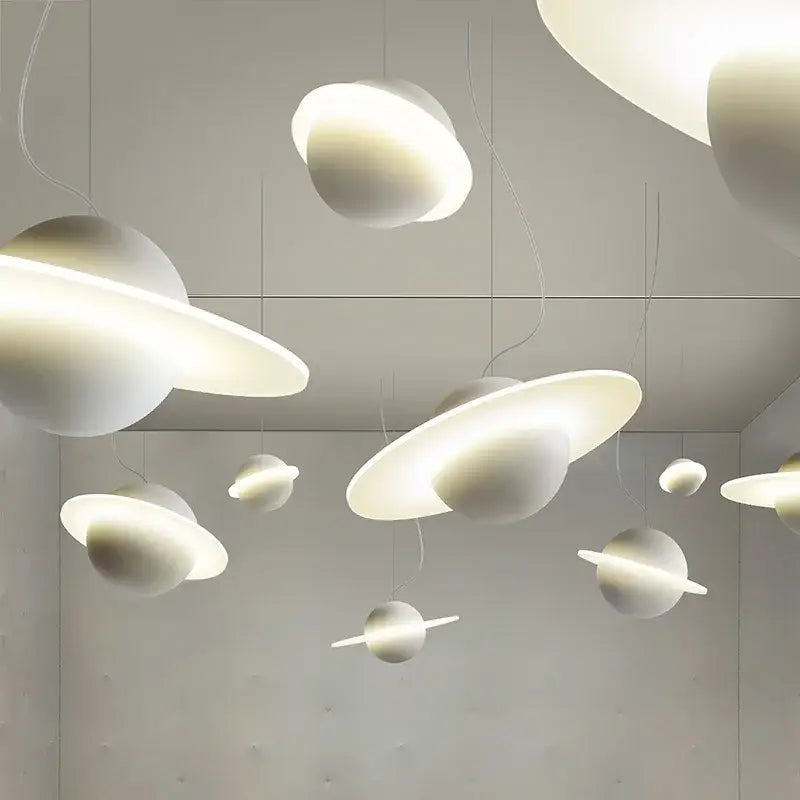Suspension LED au design futuriste inspiré du système solaire

