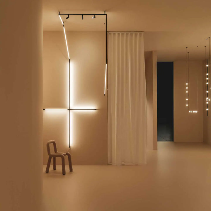 Suspension Dew verticale dans un espace d'exposition