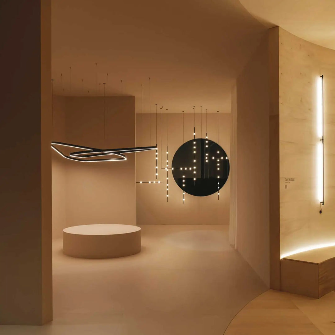 Gouttes lumineuses de la suspension Dew dans un espace d'exposition