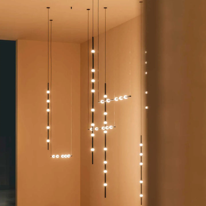 Suspensions Dew dans un espace d'exposition