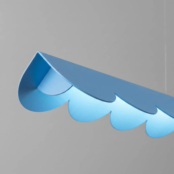 Suspension BISCUIT bleu clair allumée, détail des festons