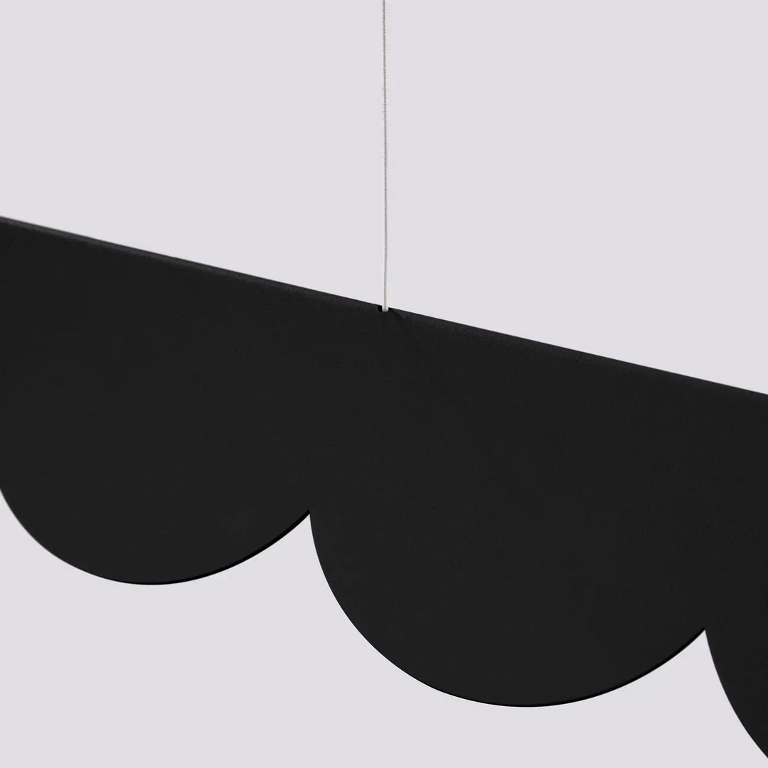 Suspension BISCUIT noir allumée, bandeau LED