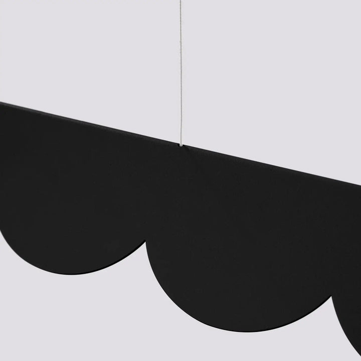 Suspension BISCUIT noir allumée, bandeau LED