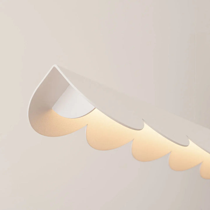 Suspension BISCUIT beige allumée, détail des festons