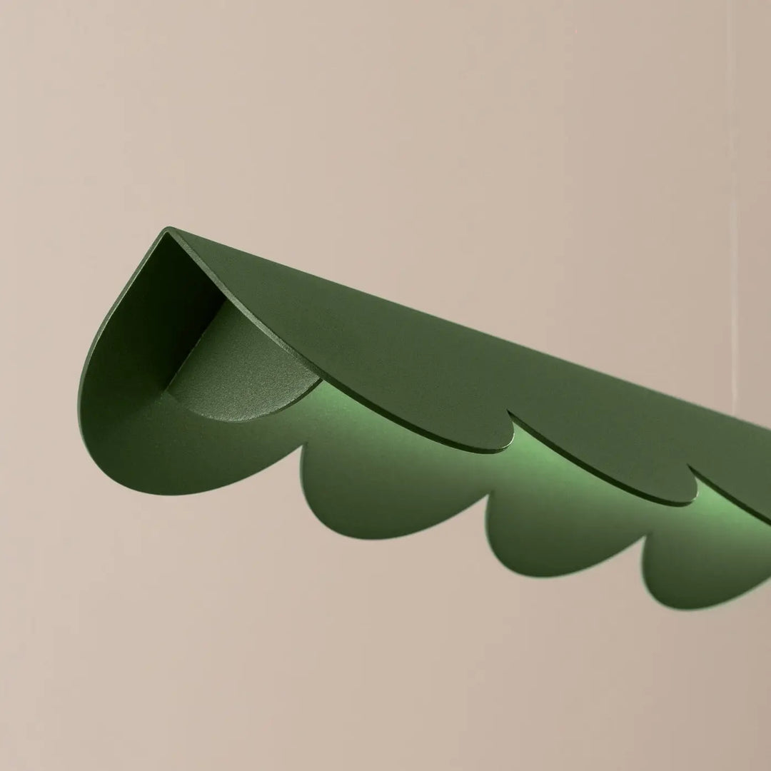 Suspension BISCUIT vert olive allumée, détail des festons