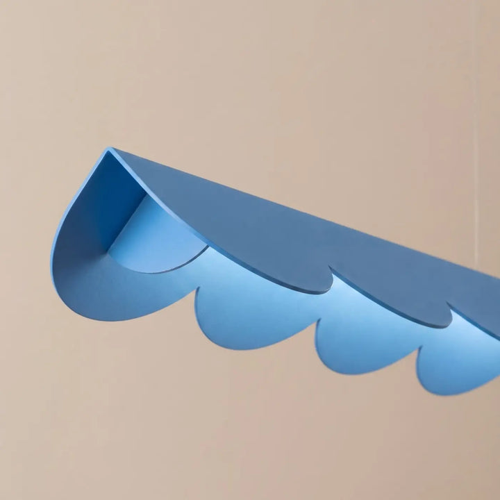Suspension BISCUIT bleu clair allumée, détail des festons