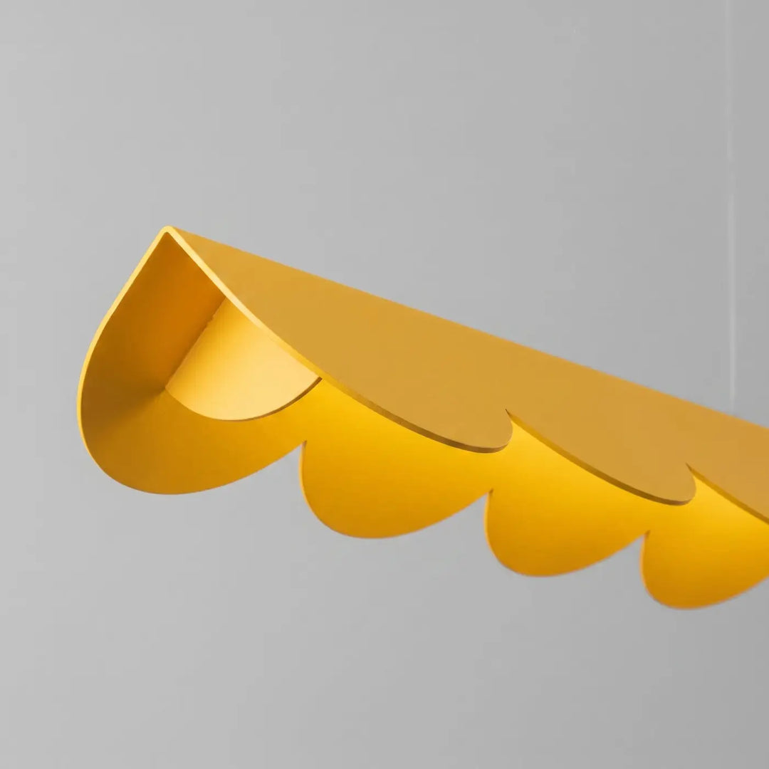 Suspension BISCUIT jaune allumée, détail des festons
