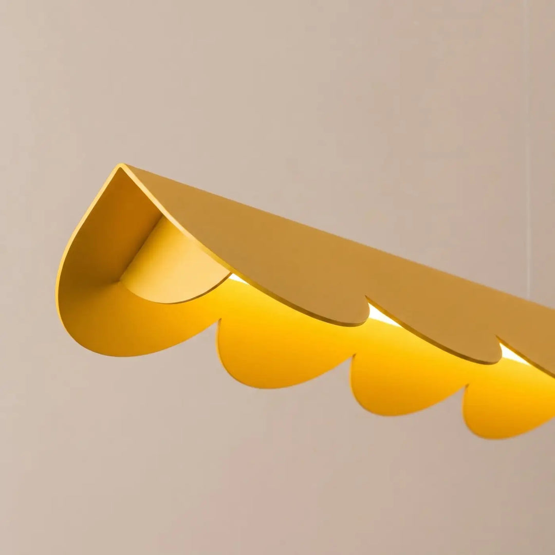 Suspension BISCUIT jaune allumée, détail des festons