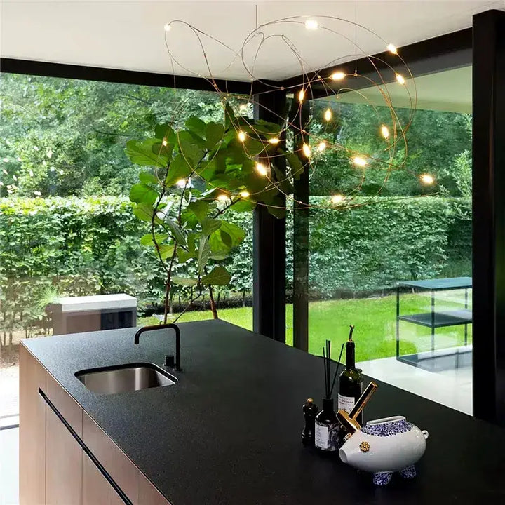 Suspension LED Fil Lumineux Design Aérien Moderne et Sculptural