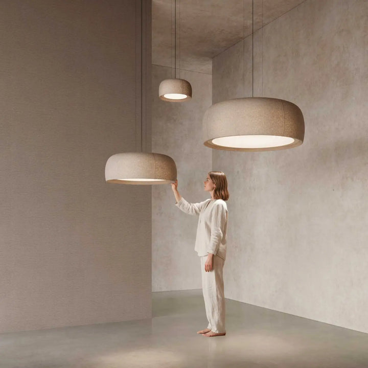 Suspension Gong en tissu crème dans un intérieur #couleur_beige