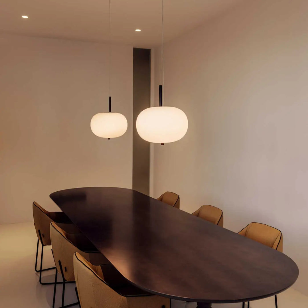 Suspension Ilargi en bois foncé et verre opalin dans un intérieur #couleur_bois_fonce