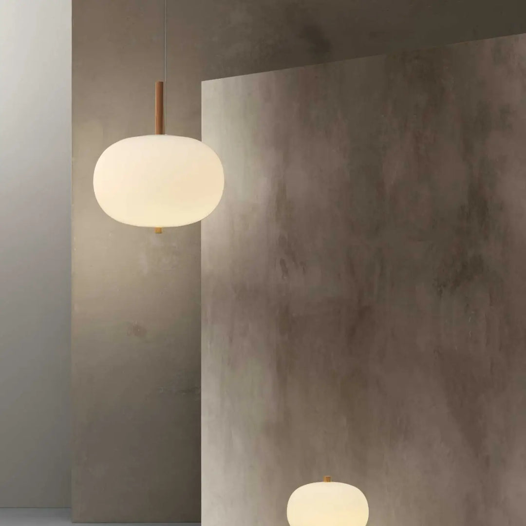 Suspension Ilargi à globe en verre soufflé dans un intérieur #couleur_bois_clair