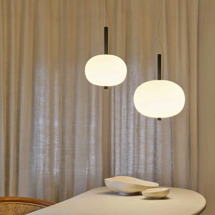 Globe opalin de la suspension Ilargi en bois foncé dans un intérieur #couleur_bois_fonce