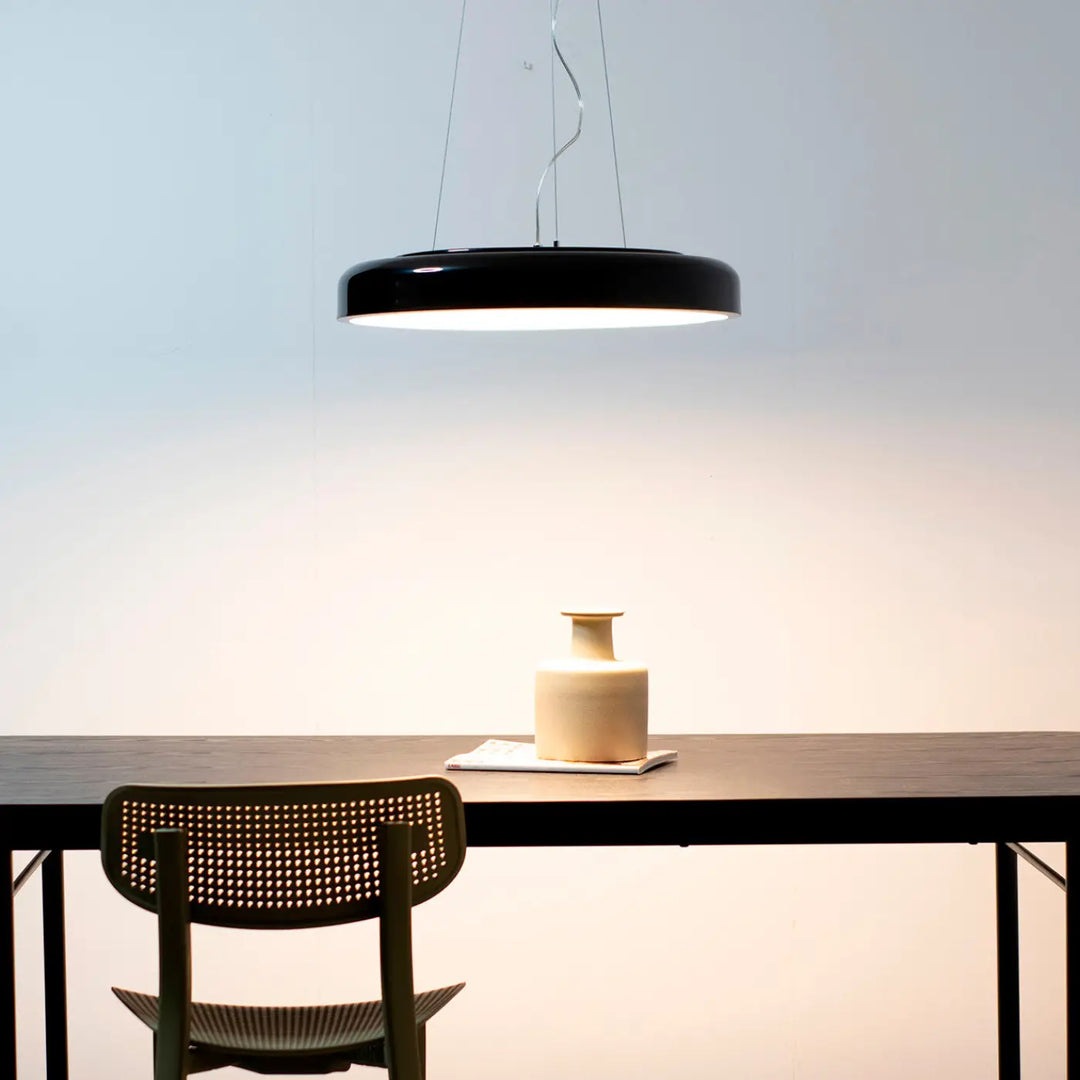 Suspension Cocotte noire dans un intérieur