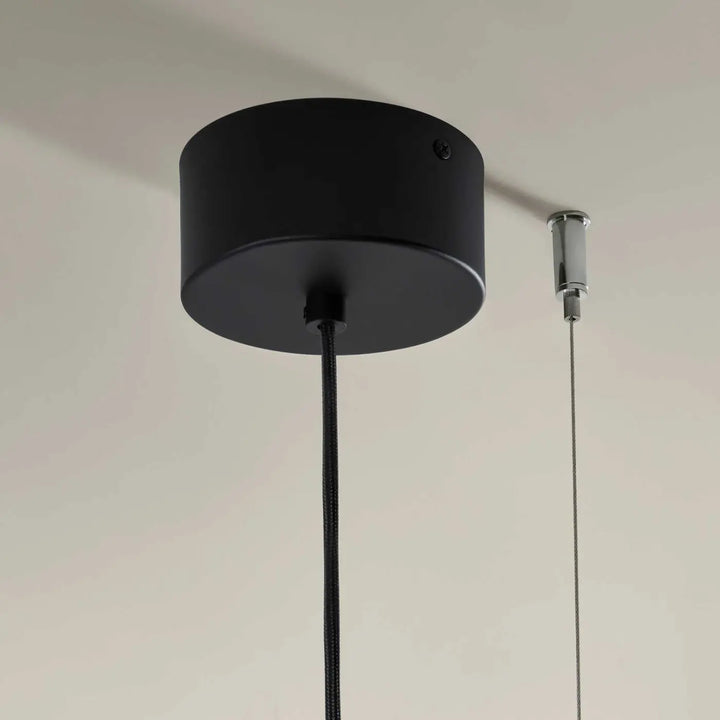 Détail de la suspension Noway en acier noir