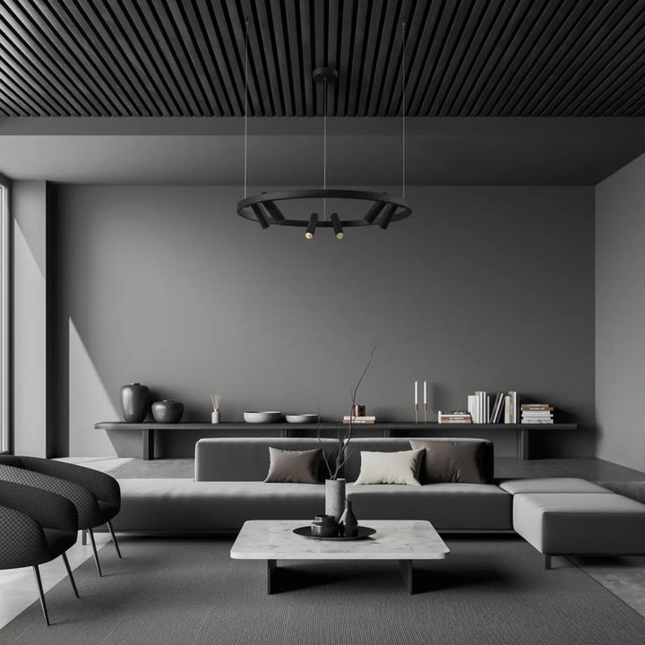 Suspension led satellite cercle lumineux au-dessus d un salon moderne minimaliste avec canapé gris et fauteuils noirs texturés