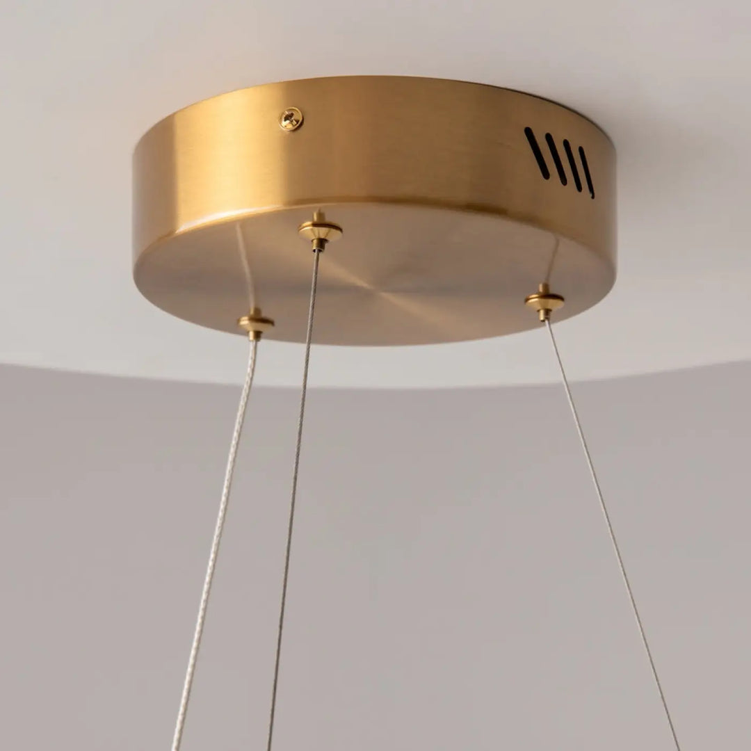 Suspension led anneau doré finition dorée en métal brossé avec trois câbles fins pour plafonnier circulaire