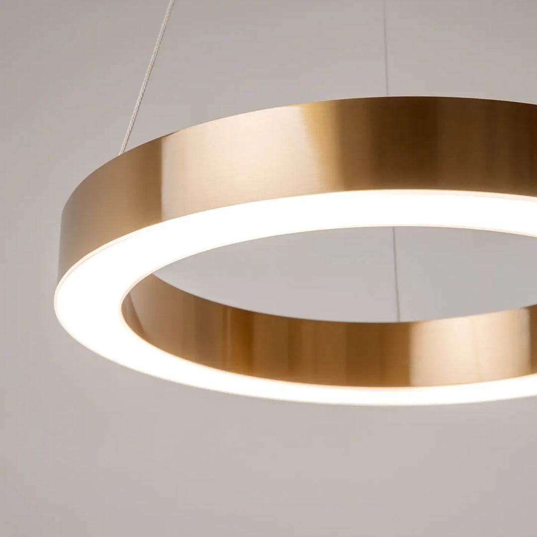 Suspension led circulaire saturno avec anneau doré finition dorée et éclairage led blanc lumineux intégré