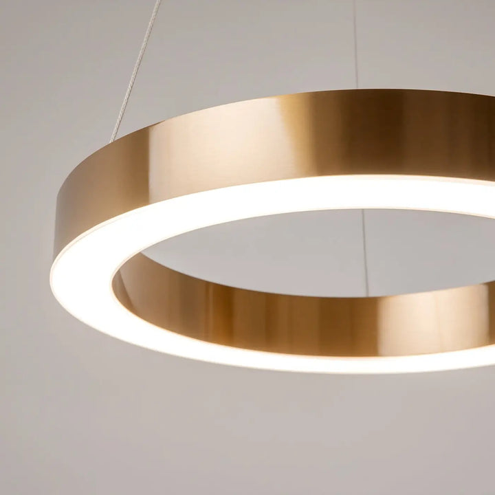 Suspension led circulaire saturno avec anneau doré finition dorée et éclairage led blanc lumineux intégré