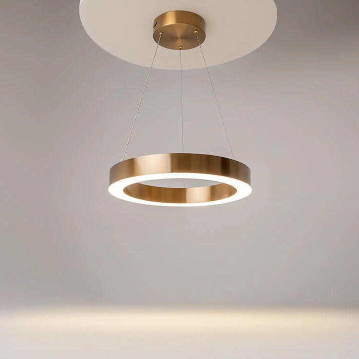 Suspension led anneau doré finition dorée en métal avec design moderne et éclairage led intégré minimaliste