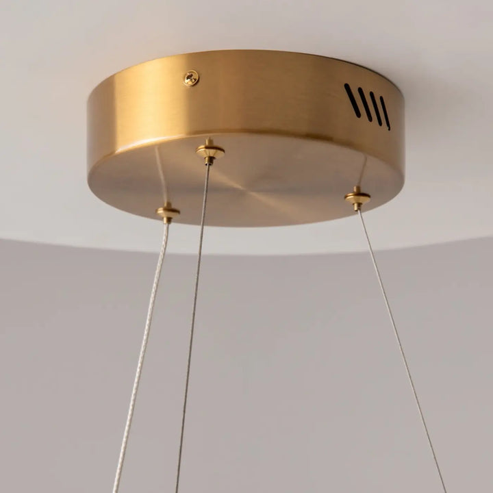 Suspension led anneau doré finition dorée en métal brossé avec trois câbles fins pour éclairage plafond