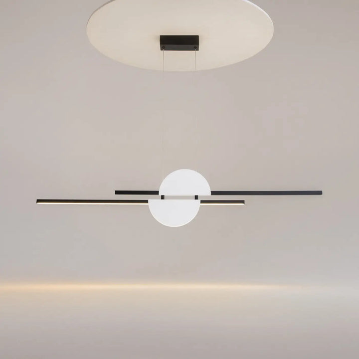 Suspension led skyline linéaire avec cadre métal noir et deux diffuseurs circulaires blancs pour éclairage d’une table