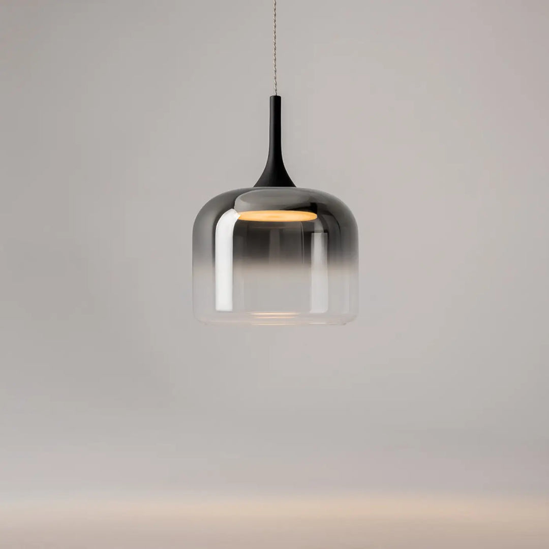 Suspension luminaire spirito globe avec verre gradient en trois teintes et tige noire mate pour lumière douce led