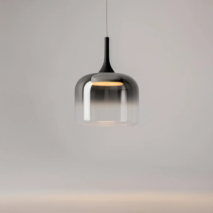 Suspension luminaire spirito globe avec verre gradient en trois teintes et tige noire mate pour lumière douce led
