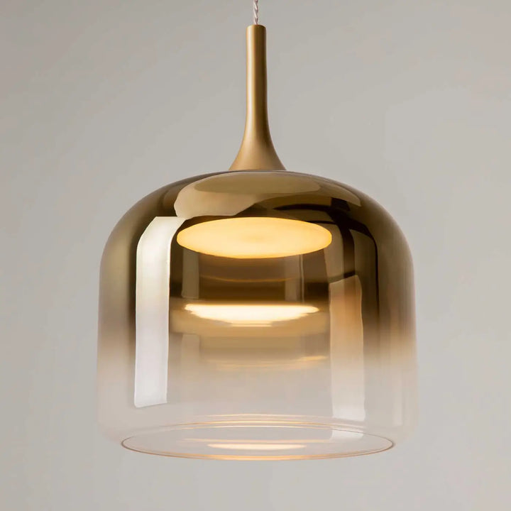 Suspension led spirito avec lumière douce à globe en verre ambré dégradé et tige en laiton poli trois teintes
