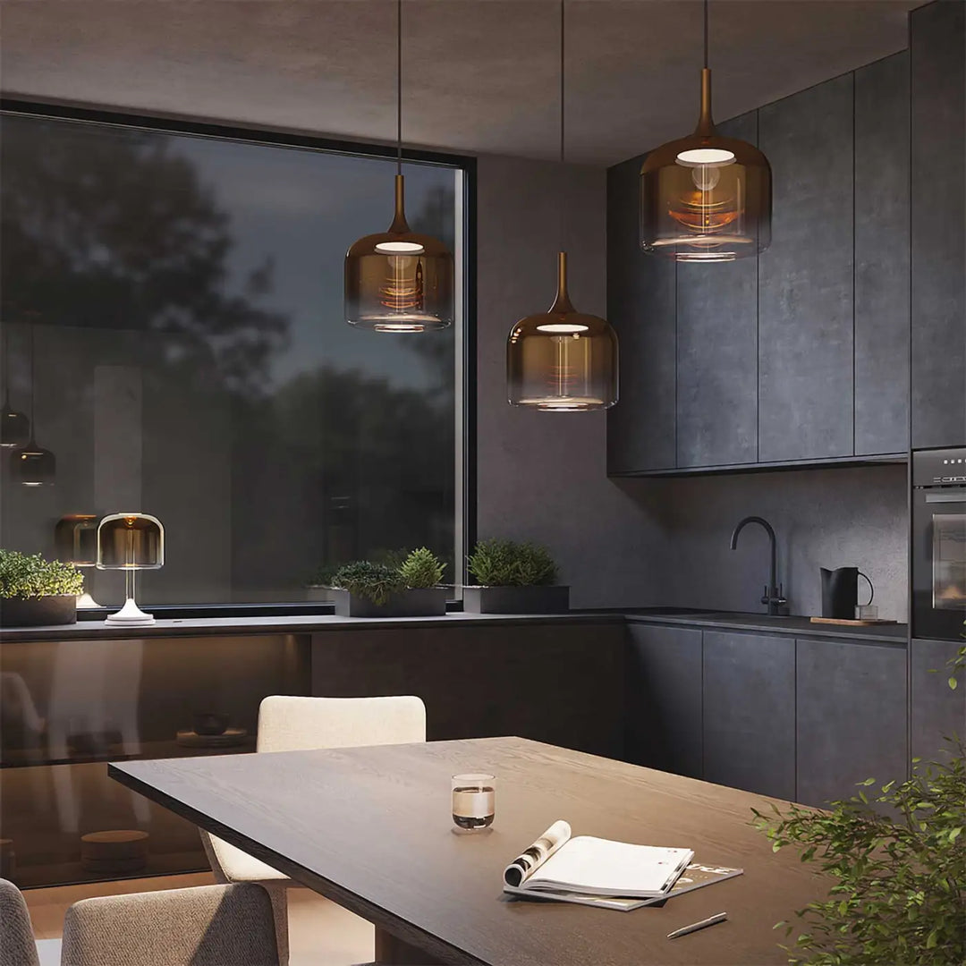 Trois teintes de suspension led spirito avec lumiere douce en verre ambré et cadre en métal finition laiton