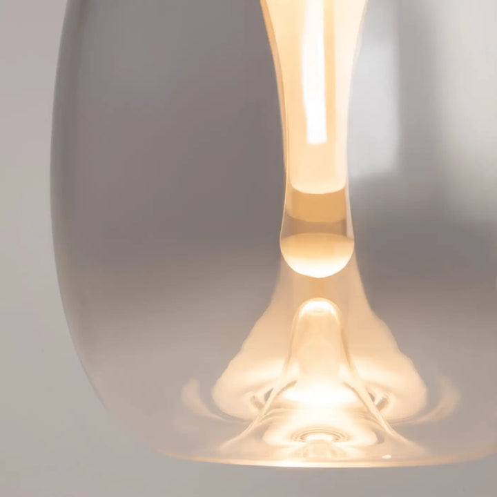 Suspension luminaire splash en verre translucide avec ampoule led chaude au-dessus d’un îlot cuisine