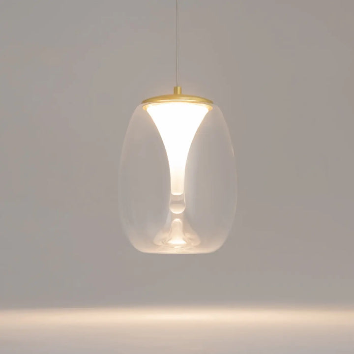 Suspension luminaire splash avec abat-jour en verre clair et accents métalliques dorés pour suspension led au-dessus d’un îlot