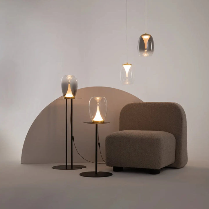 Luminaire suspension splash led avec abat-jour en verre transparent sur pieds noirs, parfait au-dessus d’un îlot
