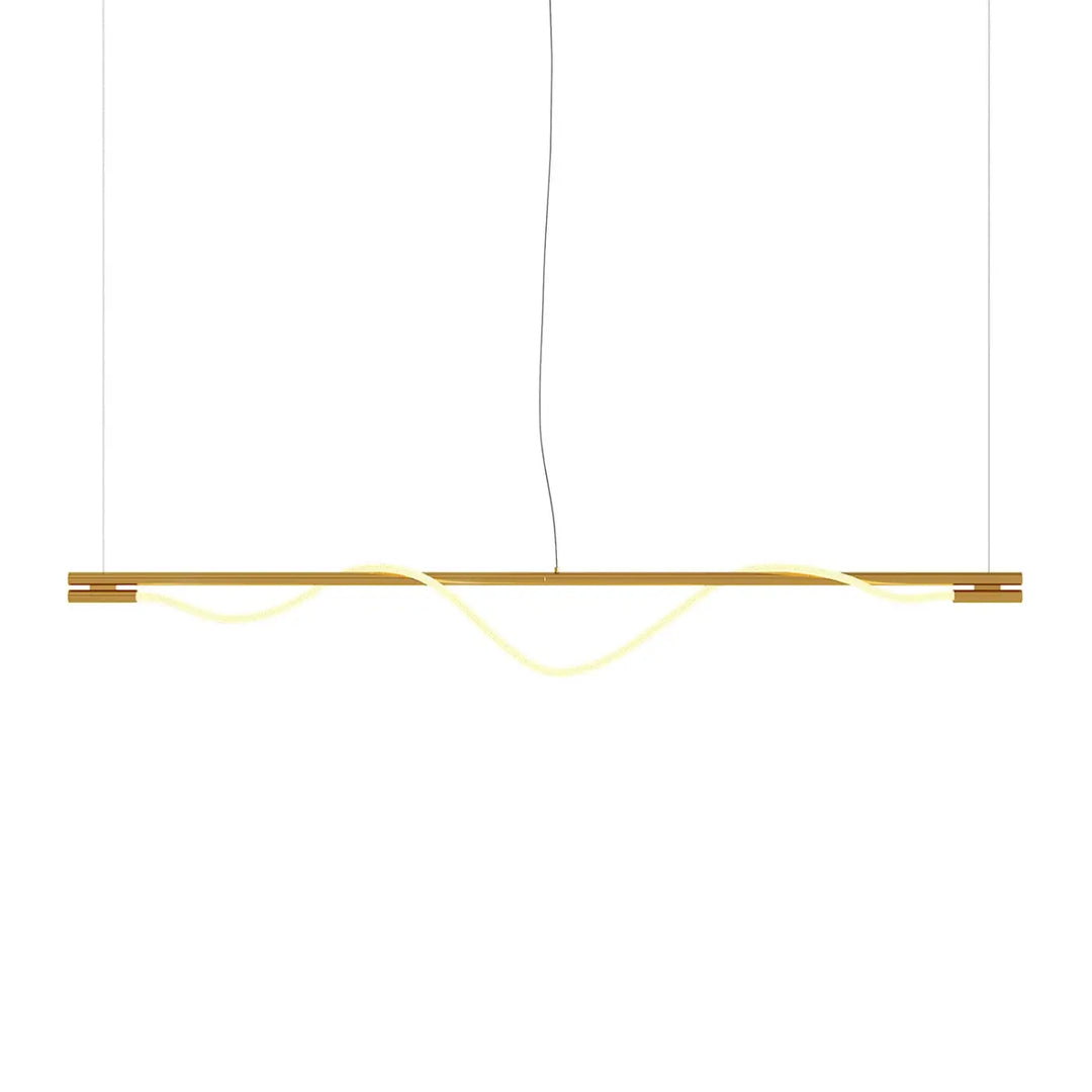 Suspension led tau ruban souple avec cadre en bois doré style art déco et ruban led ondulé émettant une lumière chaude au-dessus d’une pièce