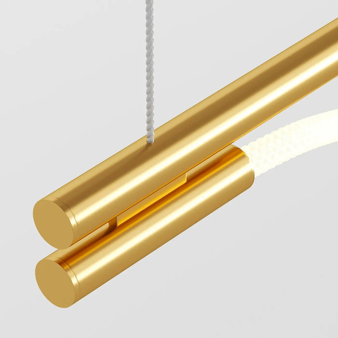 Suspension luminaire tau finition or cylindre moderne avec led intégrée au-dessus d’une décoration art déco suspension led