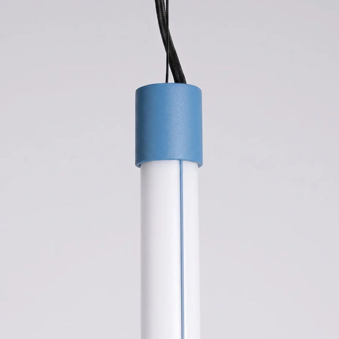 Suspension tube TRANG bleu clair détail de l'embout
