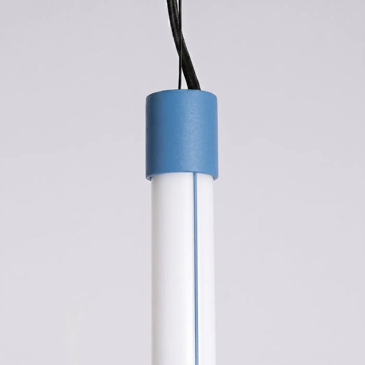 Suspension tube TRANG bleu clair détail de l'embout