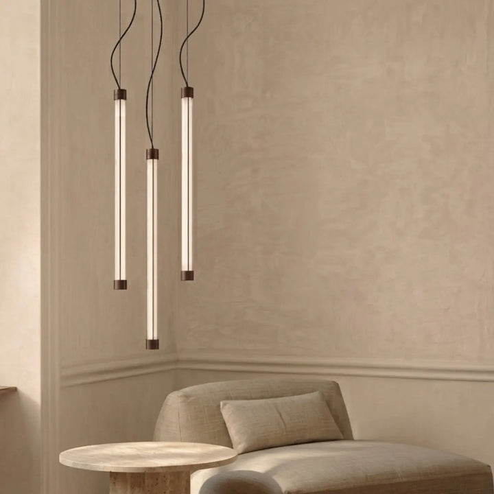 Suspension tube TRANG marron dans un salon