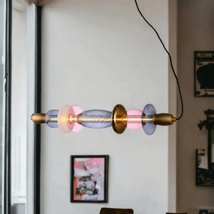 Suspension léonor en verre soufflé pastel avec accents en laiton et design lumineux torsadé horizontalement