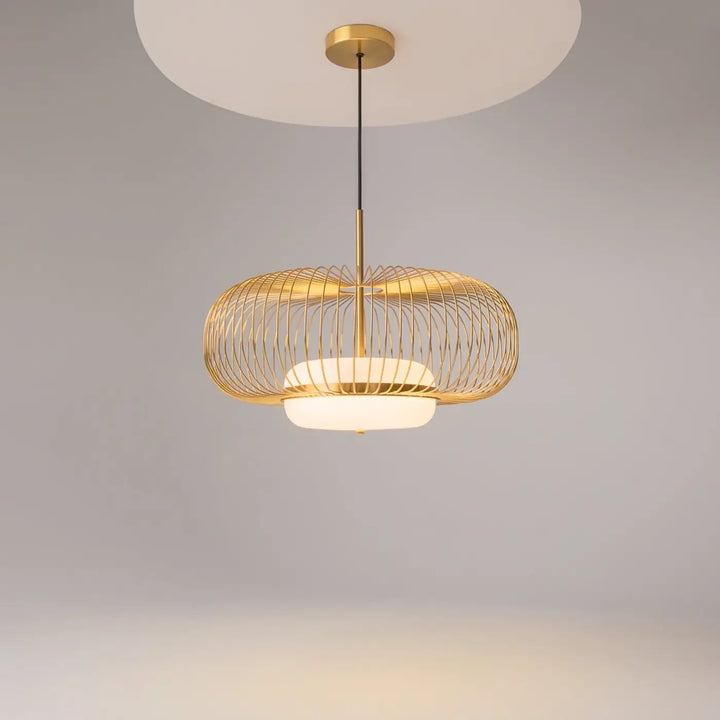 Suspension levitation cage dorée en fil métallique avec diffuseur en verre dépoli disponible en trois tailles