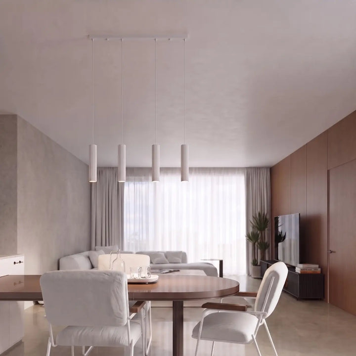 Suspension Karbon blanche en ligne à cylindres nervurés dans un intérieur contemporain