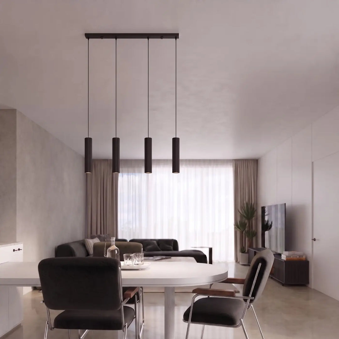 Suspension Karbon noire en ligne à cylindres nervurés dans un intérieur contemporain