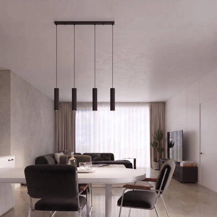 Suspension Karbon noire en ligne à cylindres nervurés dans un intérieur contemporain
