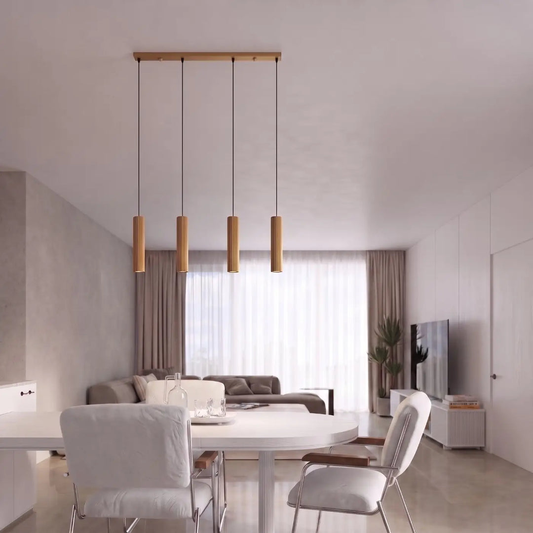 Suspension Karbon dorée en ligne à cylindres nervurés dans un intérieur contemporain