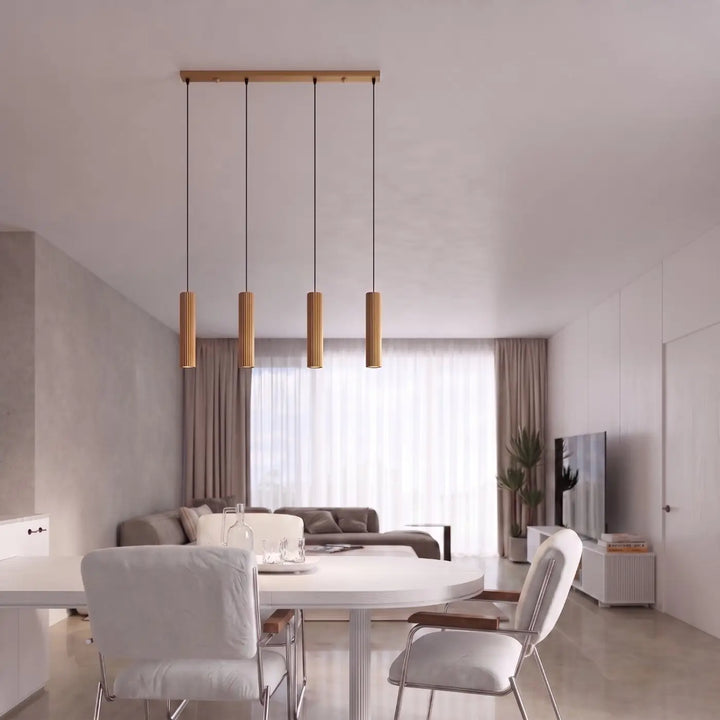 Suspension Karbon dorée en ligne à cylindres nervurés dans un intérieur contemporain