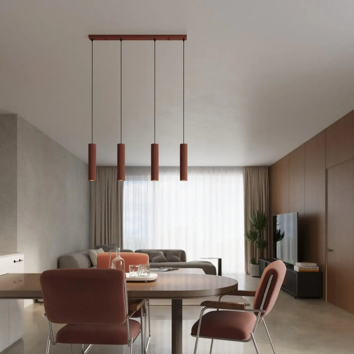Suspension Karbon ocre rouge en ligne à cylindres nervurés dans un intérieur contemporain