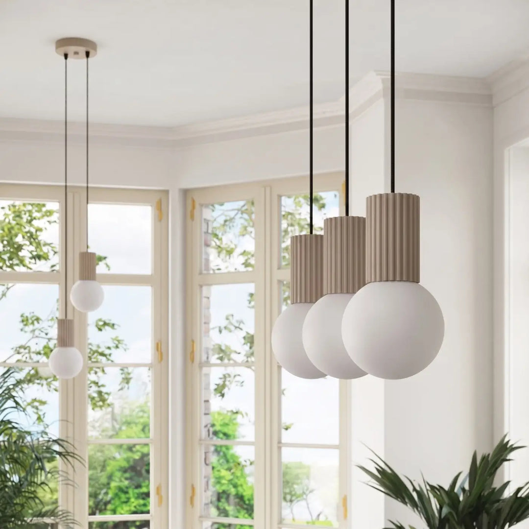 Suspension Luminaire taupe allumée, vue rapprochée